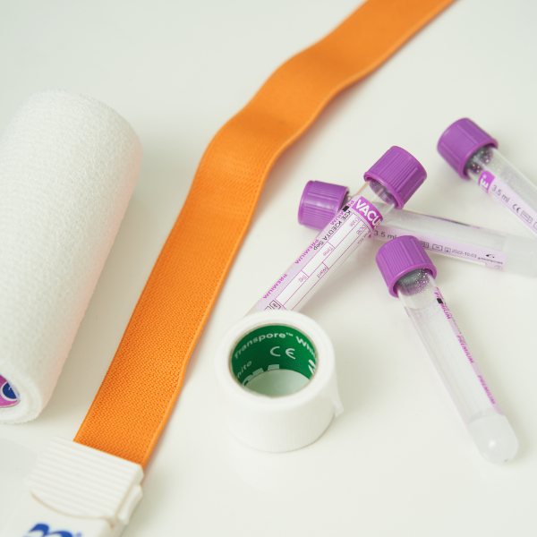  Hospital doctors examine patients so that