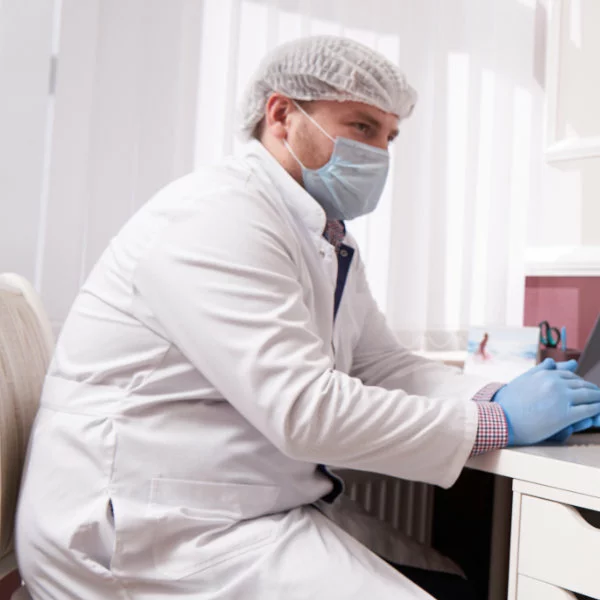  Hospital doctors examine patients so that