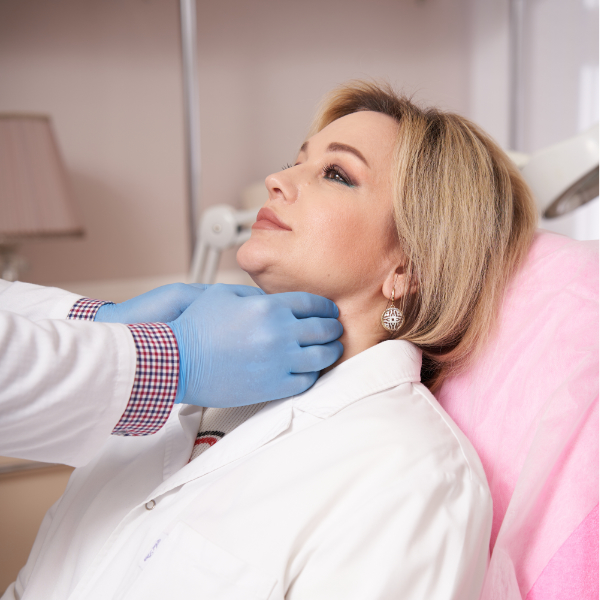  Hospital doctors examine patients so that